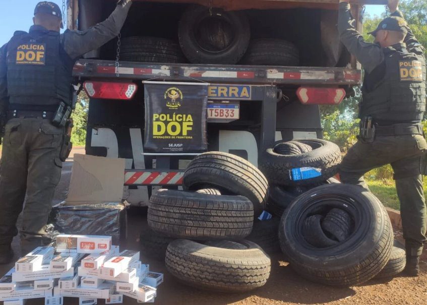 Carreta com pneus e eletrônicos contrabandeados do Paraguai foi apreendida pelo DOF