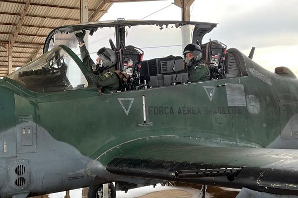 Comandante Militar do Oeste realiza voo de interceptação na Aeronave A-29
