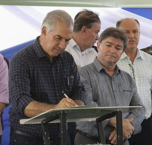 Em última agenda no interior, Reinaldo Azambuja entrega batalhão da PM e reforma de escola