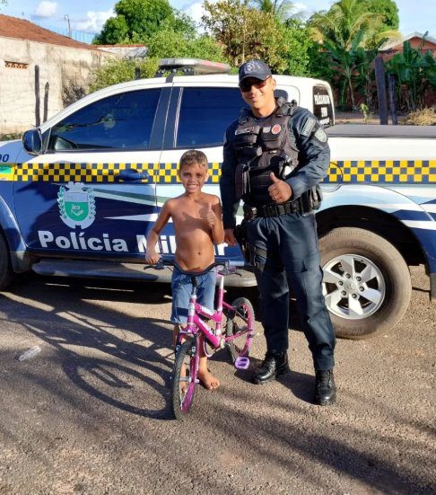 Policial Militar doa bicicleta a criança de 7 anos em Coxim