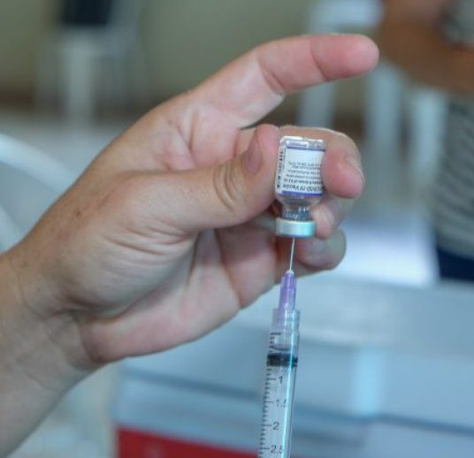 Vacinação e testagem de Covid estão disponíveis em três unidades de saúde neste sábado