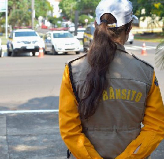 Fila dupla na escola: Fiscalização no trânsito de Campo Grande combate abusos de motoristas