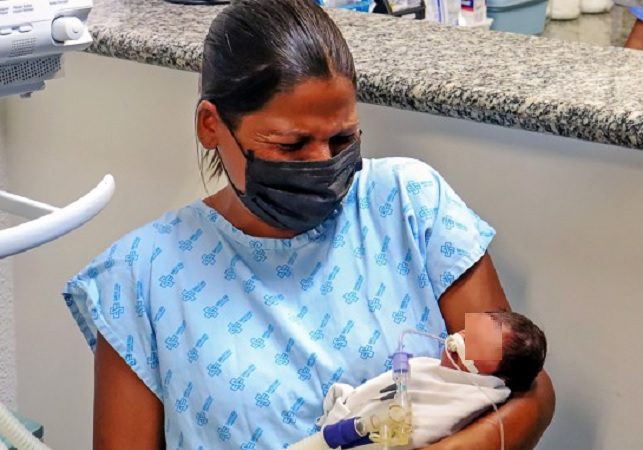 Mãe segura filho prematuro no colo pela primeira vez em momento emocionante
