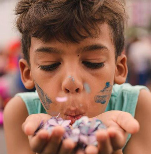 Carnaval infantil: cuidados para uma folia segura e como fazer confete ecológico com a criançada