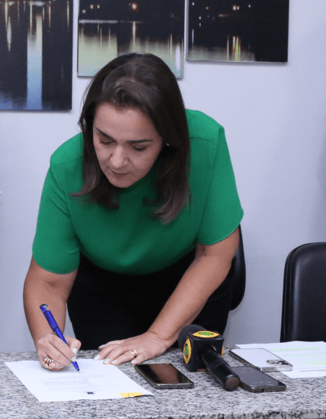 Adriane Lopes assina ordem de serviço para reforma da Incubadora Municipal