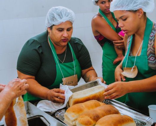 Com curso de fabricação de pães e salgados, Sanesul promove curso de geração de renda em Rio Verde