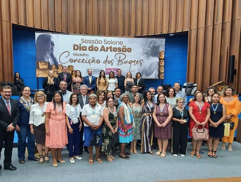 Deputados entregam Medalha Conceição dos Bugres em homenagem a artesãos