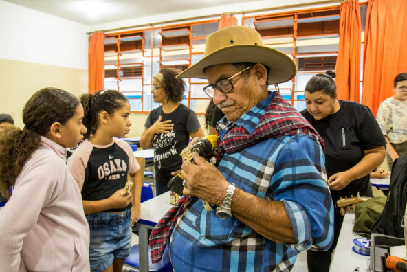 Alunos de escolas públicas de Campo Grande aprendem arte da confecção da viola de cocho pantaneira