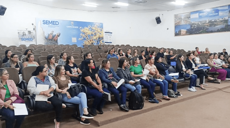 Assistentes educacionais inclusivos convocados pela Semed passam por orientação para posse