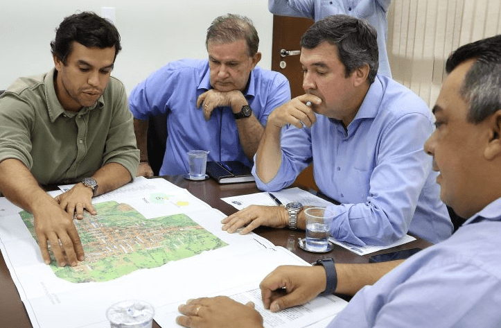 Governador firma compromisso para asfaltar bairro mais antigo e populoso de Rio Negro