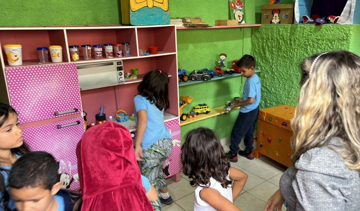 Cursista do programa Profuncionário constrói brinquedoteca em escola da REME