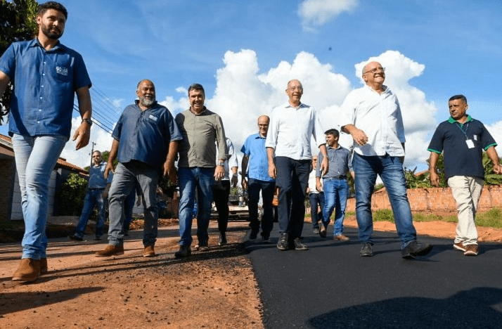 Governo do Estado entrega rede de esgoto, arena esportiva, feira para produtores e lotes em Rio Verde