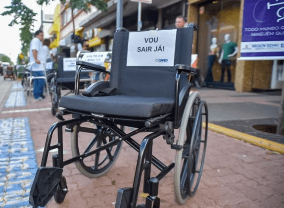 Prefeitura promove ação de conscientização e respeito a vaga de estacionamento para PCDs