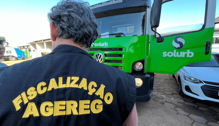 Equipes da Agereg realizam fiscalização em caminhões de coleta da Solurb