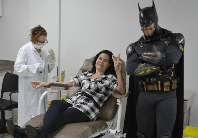 ‘Batman’ da Liga do Bem incentiva doação de sangue em visita ao HRMS