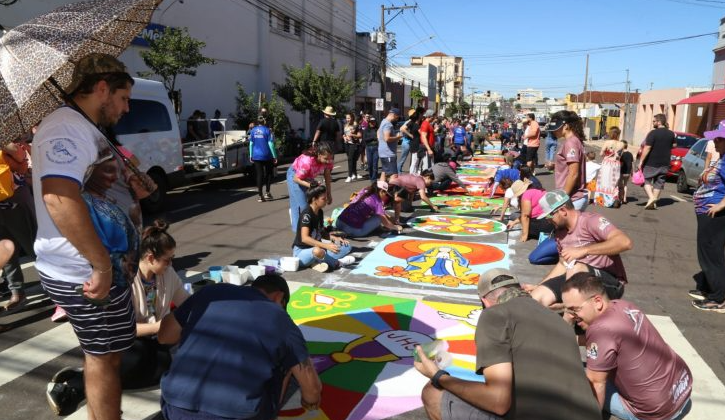 Avenidas de Campo Grande ganham cores dos tradicionais tapetes; Arcebispo aponta feriado mais bonito do calendário católico