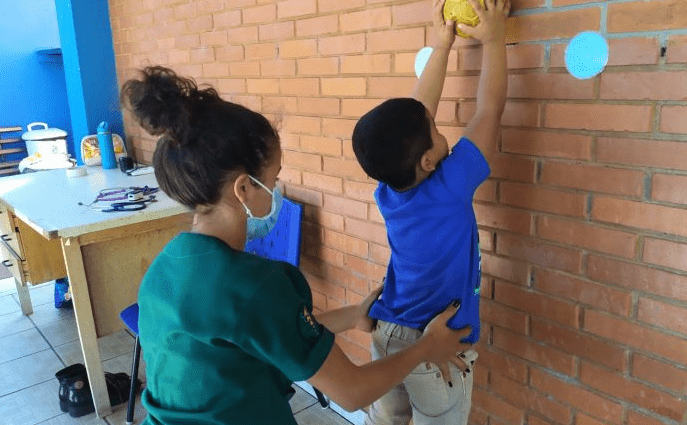 Atendimento gratuito em fisioterapia respiratória infantil oferecido em Campo Grande é pioneiro no país