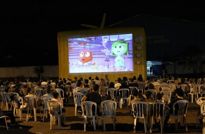 Jornalista abre quintal de casa para sessão de cinema brasileiro na terça-feira (20)