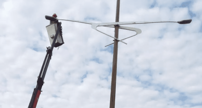 Amambai: Prefeitura realiza manutenção das luminárias de LED nos super postes das avenidas