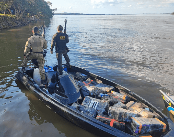 Operação conjunta entre DOF e PF resulta em lancha apreendida com mais de uma tonelada de drogas no Rio Paraná