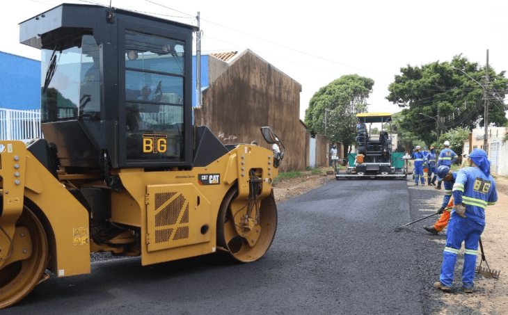Após conclusão de drenagem, Prefeitura avança com a pavimentação de ruas no Residencial Oliveira