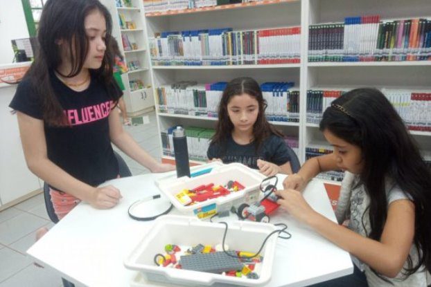 Crianças aprendem robótica na Biblioteca da Indústria do Conhecimento do Sesi