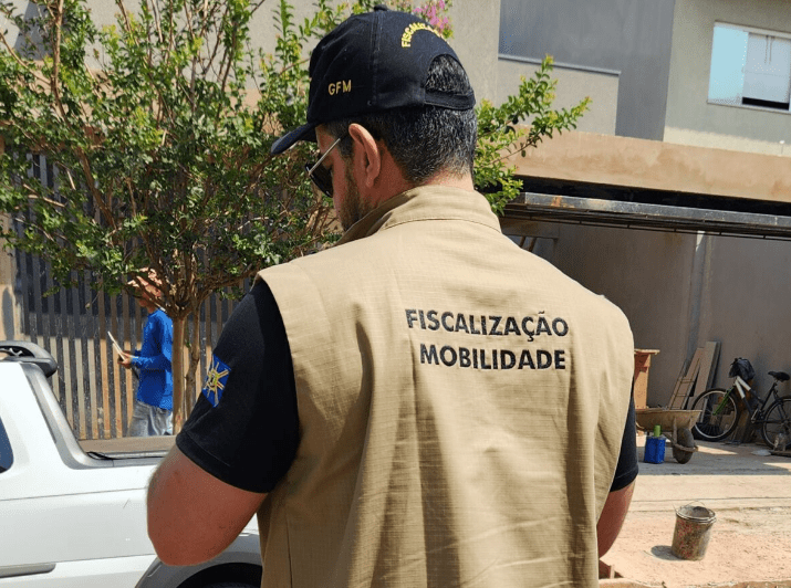 Equipe de Mobilidade da Agetran fiscaliza irregularidades em bairro da Capital