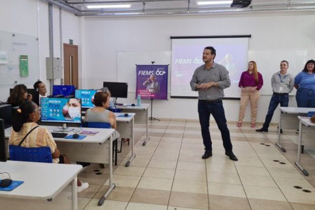 Em aula inaugural, 23 alunos iniciam curso de inclusão digital em Campo Grande