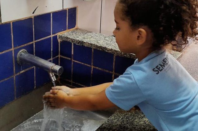 Projeto Escolas Saneadas leva água tratada e rede de esgoto para 116 escolas públicas de Campo Grande