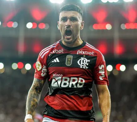 Flamengo vence Bragantino e fica apenas a dois pontos do líder Palmeiras