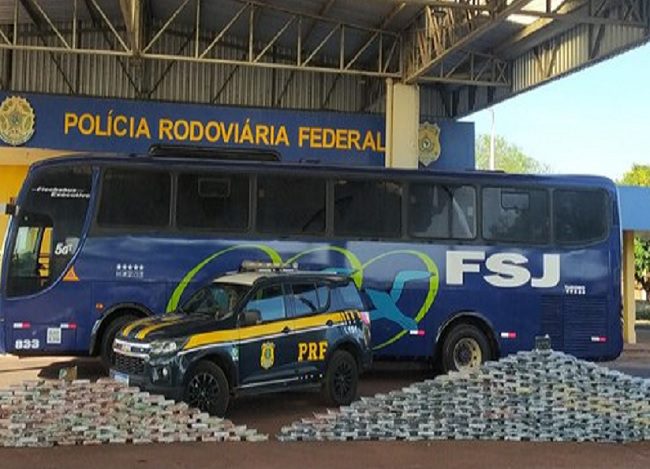 PRF apreende em ônibus que saiu de Corumbá quase meia tonelada de cocaína, motoristas foram presos
