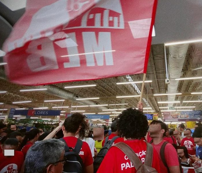 Protesto contra fome: Manifestantes de esquerda ocupam mercados da rede Carrefour em todo o país
