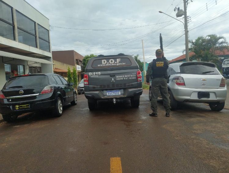 Ação rápida: Veículos adulterados que estavam com paraguaios são apreendidos pelo DOF em Mundo Novo