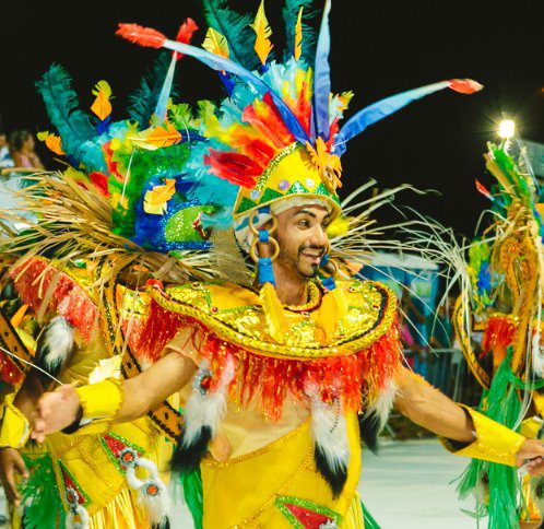 Entretenimento: Carnaval tem folia para todos os gostos, desfile das escolas de samba, Feira Bolívia e Maiara e Maraísa