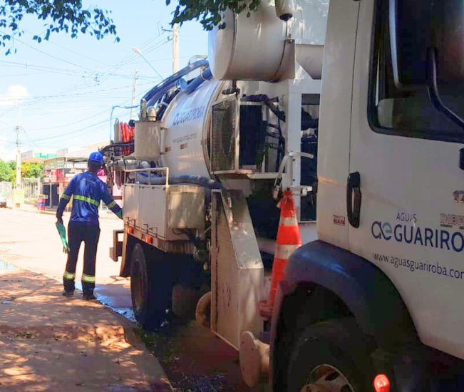 Vereador Tiago Vargas garante pronta resolução da Águas Guariroba com vazamento de esgoto na rua Dom Fernando Sardinha