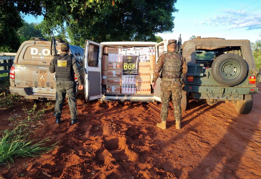 DOF e Exército Brasileiro apreendem Van carregada com cinco mil pacotes de cigarros contrabandeados do Paraguai